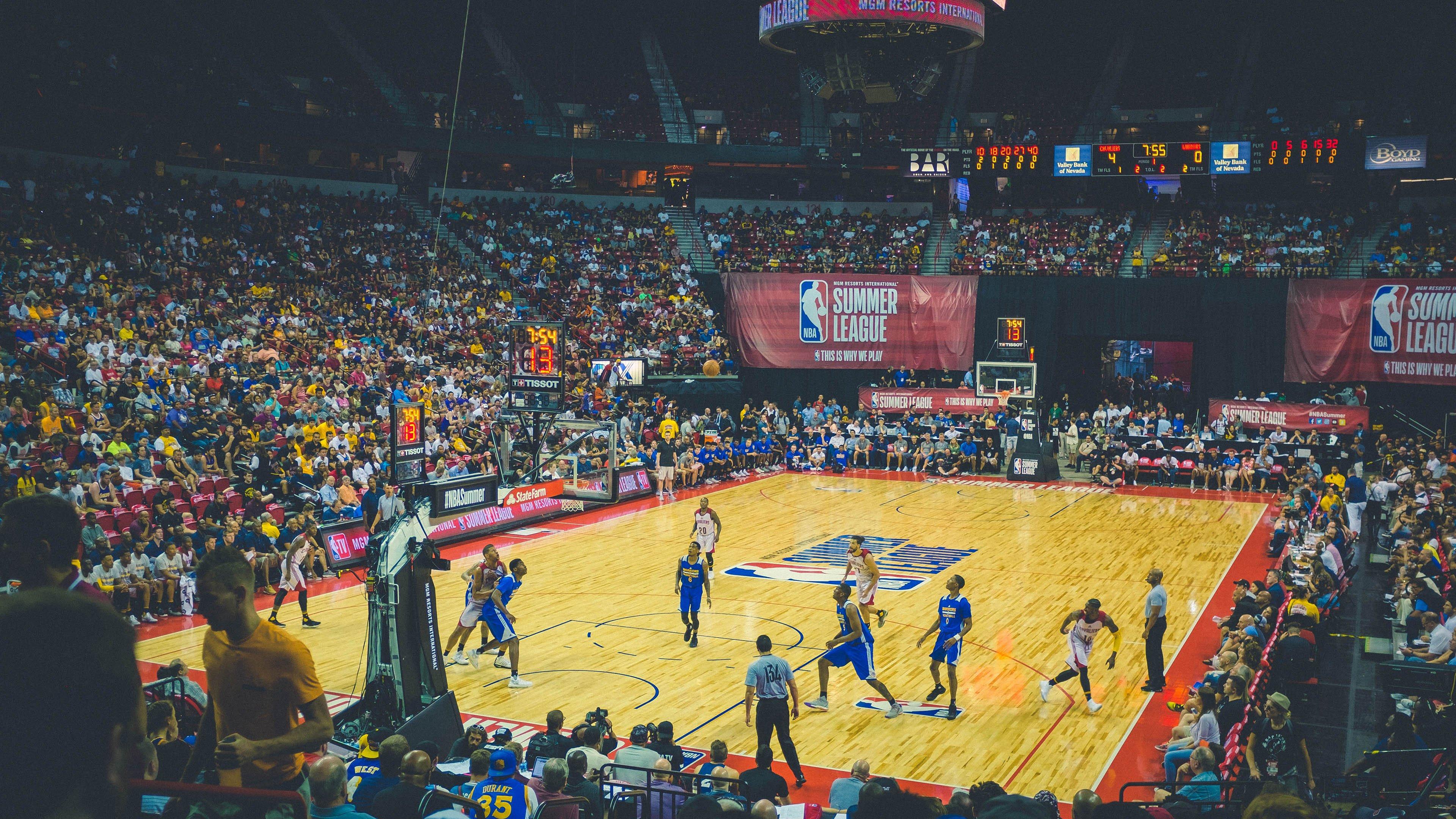 奥萨苏纳球迷高唱侮辱性口号引发争议，西甲赛场种族歧视问题再成焦点